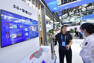 9月6日,在2023中国国际数字经济博览会上,工作人员向参观者介绍5G+智能工厂项目。新华社记者 骆学峰 摄